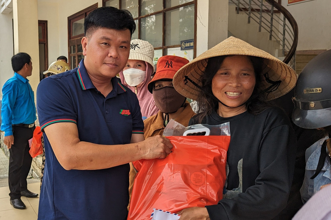 Niềm vui của người dân A Lưới khi nhận quà từ phóng viên Báo Nông nghiệp Việt Nam. Ảnh: Phúc Huế.
