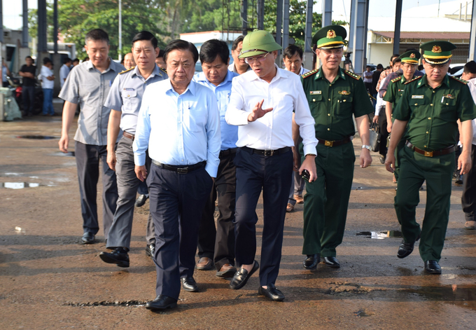 Bộ trưởng Bộ NN-PTNT Lê Minh Hoan kiểm tra Cảng cá Đề Gi (huyện Phù Cát, Bình Định). Ảnh: V.Đ.T.