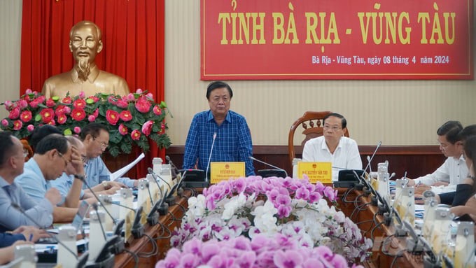 The working delegation of the Ministry of Agriculture and Rural Development on the control and prevention of IUU fishing in Ba Ria-Vung Tau is led by Minister Le Minh Hoan. Photo: Le Binh.