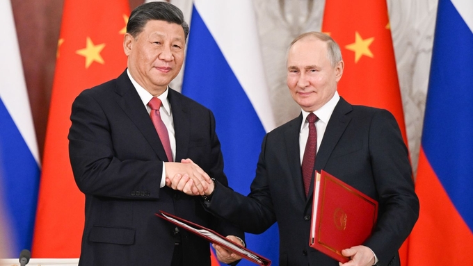 Chủ tịch Trung Quốc Tập Cận Bình và Tổng thống Nga Vladimir Putin bắt tay sau khi ký tuyên bố chung trong chuyến thăm cấp nhà nước tới Moscow hồi tháng 3/2023. Ảnh: Xinhua.