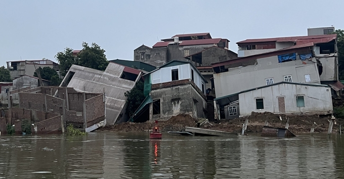 6 ngôi nhà khang trang, kiên cố bị dòng sông 'nuốt chửng' sau một đêm. Ảnh: Hùng Khang. 