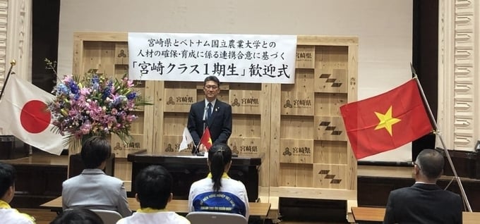 Tỉnh trưởng tỉnh Miyazaki, ông Konol Shunjin phát biểu tại buổi lễ. Ảnh: HVNN