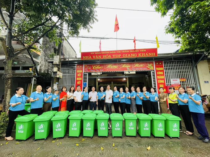 Hội Liên hiệp Phụ nữ và Ban Quản lý Đô thị và Vệ sinh môi trường huyện Phú Lương phối hợp ra mắt mô hình điểm 'Tuyến phố văn minh không rác'.