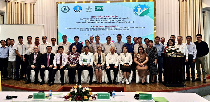 Thứ trưởng Trần Thanh Nam (cầm sổ tay) cùng cùng các đại biểu tại Hội thảo giới thiệu Quy trình và Sổ tay hướng dẫn kỹ thuật sản xuất lúa chất lượng cao và phát thải thấp vùng ĐBSCL.