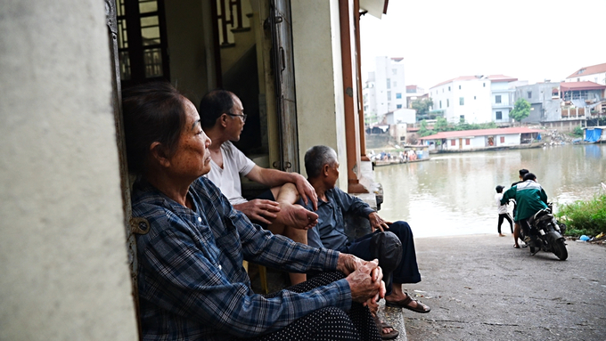 Gia đình bà Nguyễn Thị Thao rơi vào cảnh sống tạm bợ qua ngày vì toàn bộ ngôi nhà giờ đã nằm dưới lòng sông. Ảnh: Hùng Khang.