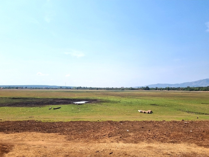 Hồ chứa tại xã Ia Mơ Nông (huyện Chư Păh, tỉnh Gia Lai) khô trơ đáy. Ảnh: Tuấn Anh.