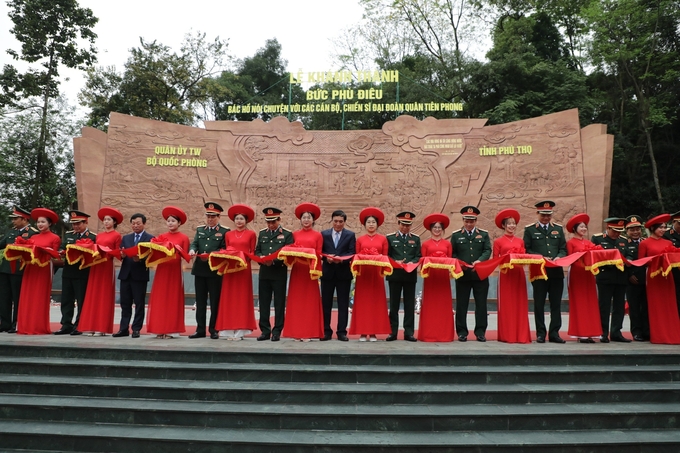 Lãnh đạo Quân ủy Trung ương, Bộ Quốc phòng và lãnh đạo tỉnh Phú Thọ cắt băng khánh thành Bức phù điêu 'Bác Hồ nói chuyện với cán bộ, chiến sĩ Đại đoàn Quân Tiên Phong'. Ảnh: BTC.