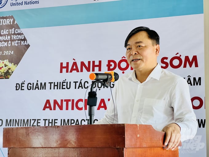 Thứ trưởng Bộ NN-PTNT Nguyễn Hoàng Hiệp và cùng đoàn đại diện của FAO tại Việt Nam đã đến thăm và cấp phát tiền mặt cho người dân chịu ảnh hưởng bởi hạn hán và xâm nhập mặn tại tỉnh Cà Mau. Ảnh: Trọng Linh.