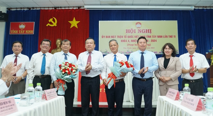 Chủ tịch và Phó Chủ tịch Ủy ban MTTQ Việt Nam tỉnh Tây Ninh nhận nhiệm vụ. Ảnh: TT.