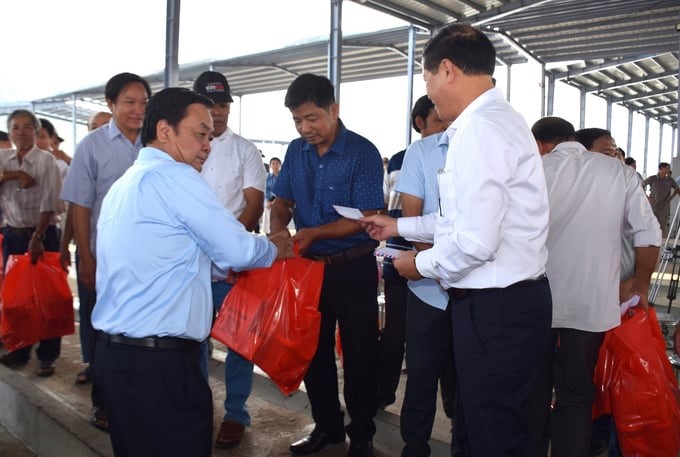 On the business trip, Minister Le Minh Hoan gave gifts to fishermen. Photo: V.D.T.
