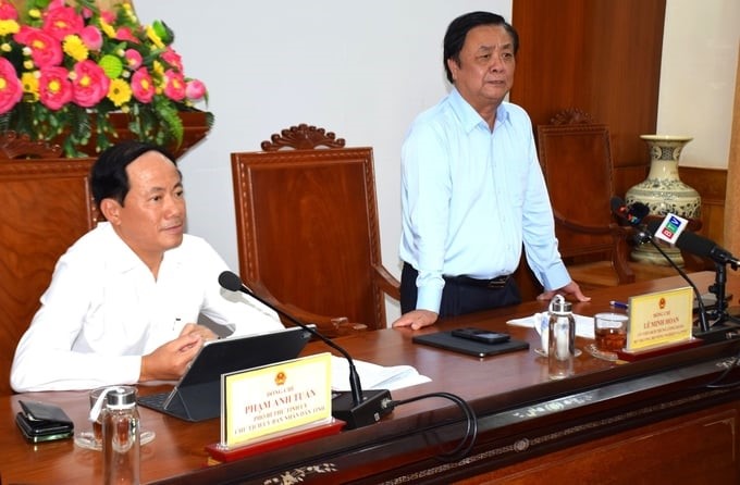 Minister Le Minh Hoan said that it is mandatory to make fishermen understand that the story of IUU is the story of the country, not just any locality. Photo: V.D.T.
