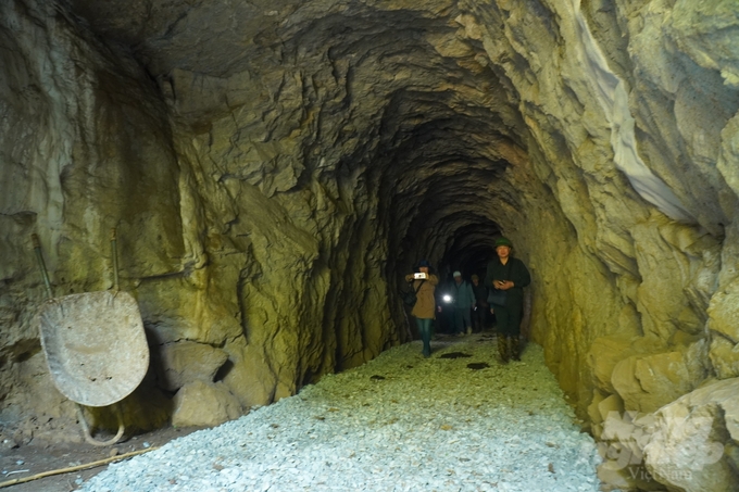 Những đường hầm xuyên qua núi đá xây dựng từ thời Pháp thuộc. Ảnh: Ngọc Tú. 