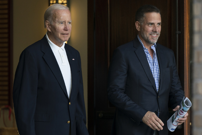 Tổng thống Mỹ Joe Biden và con trai Hunter Biden tại một sự kiện ở Johns Island, bang Nam Carolina, Mỹ, hồi năm 2022. Ảnh: AP.