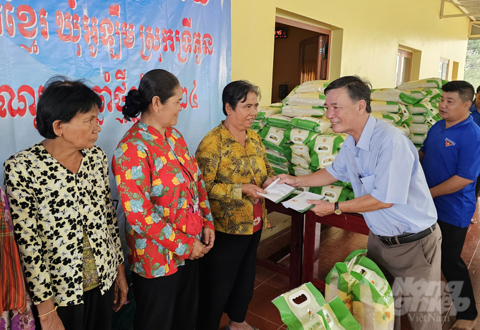 Đoàn trao tặng 500 phần quà cho các hộ Khmer nghèo, hoàn cảnh khó khăn. Ảnh: LHV.