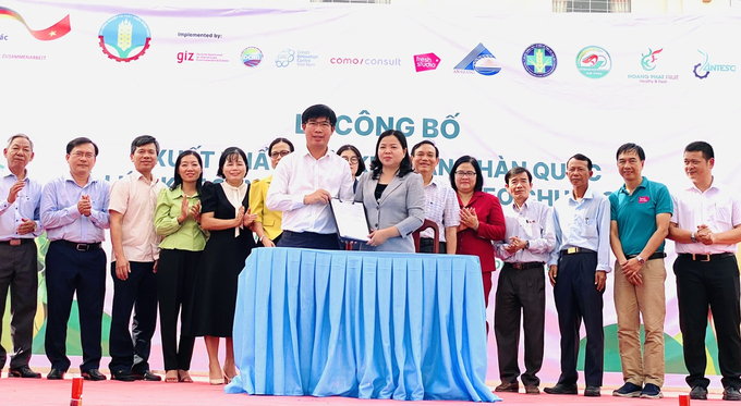 An Phu Mango Cooperative, located in An Phu district - An Giang province, signing agreements with mango export companies to continue exporting Takeo mangoes to various markets worldwide. Photo: Le Hoang Vu.