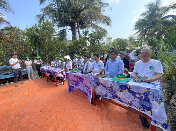 Deputy Minister Tran Thanh Nam (2nd from right) and domestic and foreign delegates attended the Launching Ceremony of the 1 Million Hectare High Quality, Low Emission Rice Field at Thuan Tien Cooperative, Thanh An Commune, Vinh Thanh District, Can Tho City on April 5, 2024.