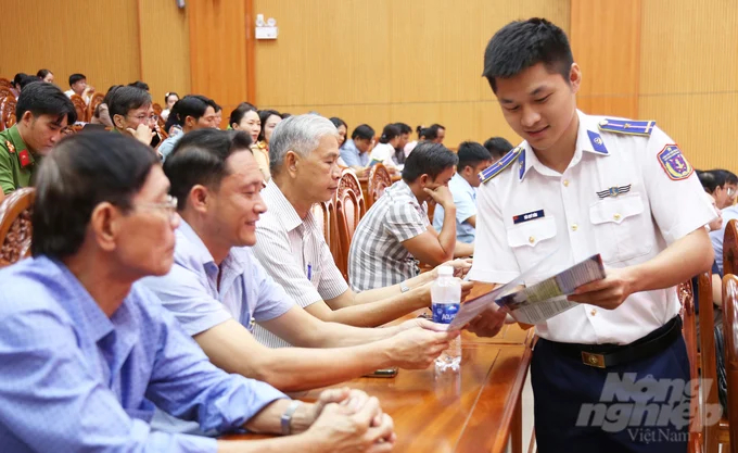 The Coast Guard distributed propaganda leaflets about regulations against IUU fishing to delegates. Photo: Duc Dinh.