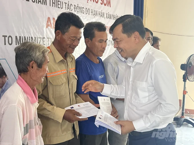 Deputy Minister of Agriculture and Rural Development, Nguyen Hoang Hiep, distributing cash to households in U Minh district, Ca Mau province. Photo: Trong Linh.