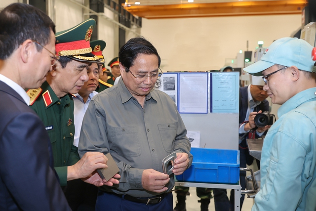 Thủ tướng tham quan xưởng sản xuất sản phẩm cơ khí chất lượng cao của Viettel - Ảnh: VGP/Nhật Bắc.