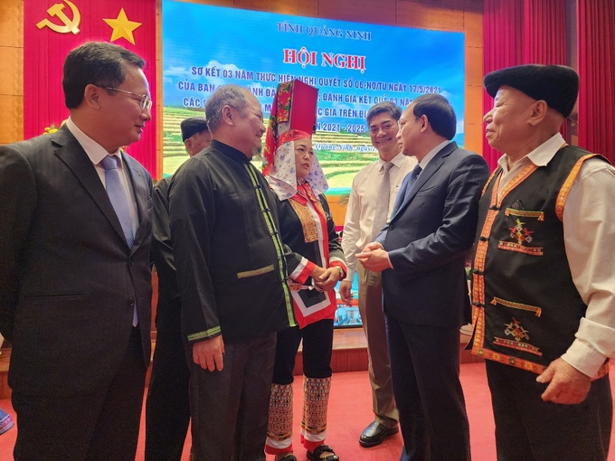 Bí thư Tỉnh ủy và Chủ tịch UBND tỉnh Quảng Ninh trò chuyện cùng người dân bên lề hội nghị. Ảnh: Cường Vũ