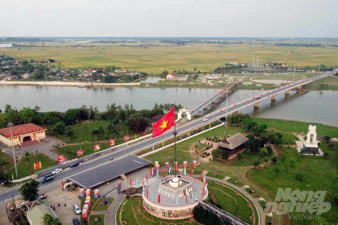 Cầu Hiền Lương bắc qua sông Bến Hải đã trở thành huyền thoại, nơi phân đôi 2 miền Nam - Bắc suốt 20 năm trong kháng chiến chống Mỹ. Ảnh: Võ Dũng.