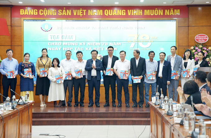 Bộ trưởng Lê Minh Hoan trao quà cho đại diện các HTX tham gia mô hình COOP.66. Ảnh: Linh Linh.