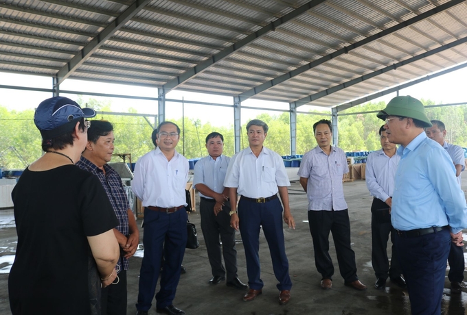 Ông Phạm Anh Tuấn, Chủ tịch UBND tỉnh Bình Định (bìa phải) thăm Công ty Chế biến nông sản, lương thực thực phẩm xuất khẩu Trần Gia. Ảnh: V.Đ.T.