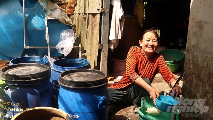 Người dân sống bên bờ rạch Rau Mui, ấp Trường Ninh, xã Trường Long (huyện Phong Điền) vui mừng sau hàng chục năm đã có nước sạch sử dụng. Ảnh: Kim Anh.