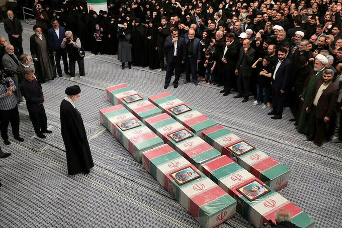 Lãnh tụ tối cao Iran Ayatollah Ali Khamenei tổ chức tang lễ cho 7 thành viên Lực lượng Vệ binh Cách mạng Hồi giáo Iran (IRGC) thiệt mạng trong cuộc không kích của Israel vào lãnh sự quán Iran ở thủ đô Damascus của Syria hôm 1/4. Ảnh: Reuters.