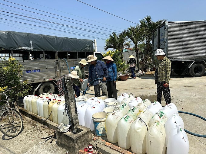 Người dân xã Tân Tây, huyện Gò Công Đông đến nhận nước miễn phí do Công ty Sen Hồng tại trợ. Ảnh: Minh Đảm.