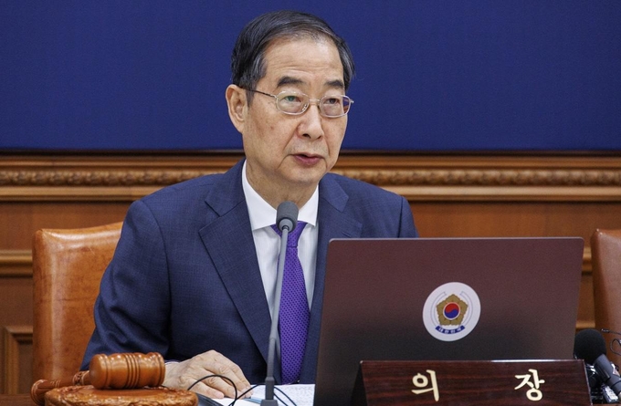 Thủ tướng Hàn Quốc Han Duck-soo phát biểu tại cuộc họp nội các sáng 11/4. Ảnh: AP.
