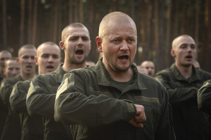 Các tân binh kết thúc khóa huấn luyện tại một căn cứ quân sự gần Kiev, Ukraine, hồi tháng 9/2023. Ảnh: AP.