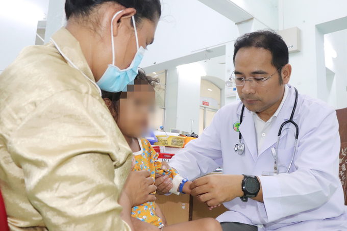 BS.CK2 Đỗ Châu Việt, Trưởng khoa Hồi sức tích cực Nhiễm và Covid-19, Bệnh viện Nhi Đồng 2, thăm khám cho bệnh nhi mắc sốt xuất huyết. Ảnh: BVCC.