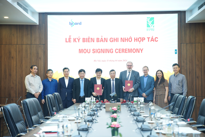 Following the meeting, Deputy Minister Hoang Trung observed the signing of a Memorandum of Understanding (MoU) between the Institute of Policy and Strategy for Agriculture and Rural Development (IPSARD) and the International Food Policy Research Institute (IFPRI)