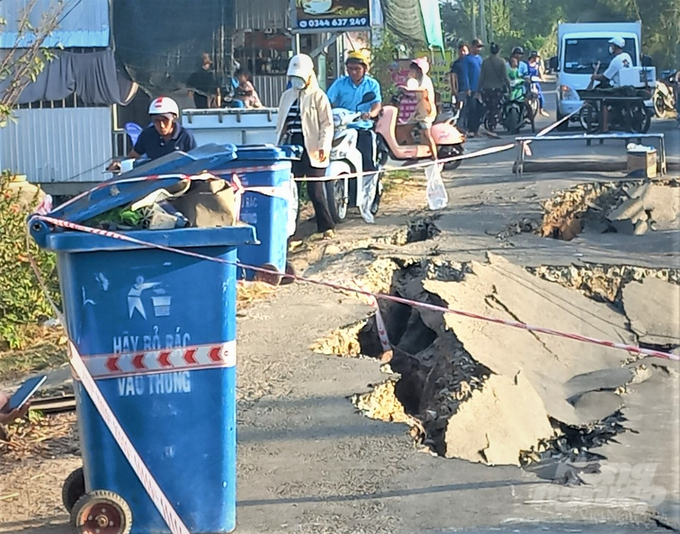 Đường tỉnh ĐT 965 thuộc hệ thống đê bao ngoài vùng đệm U Minh Thượng đã xảy ra 40 điểm sạt lở và nguy cơ tiếp tục sạt lở trong thời gian tới, thiệt hại khoảng 105 tỷ đồng. Ảnh: Trung Chánh.
