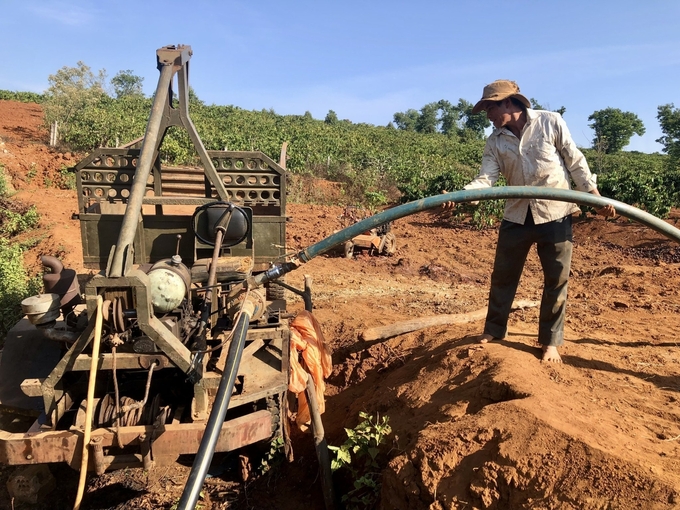 Người trồng cà phê ở Tây Nguyên ngày càng phải khoan giếng sâu hơn nhưng nguồn nước ngày càng khó khăn, cạn kiệt. Ảnh: Đăng Lâm.