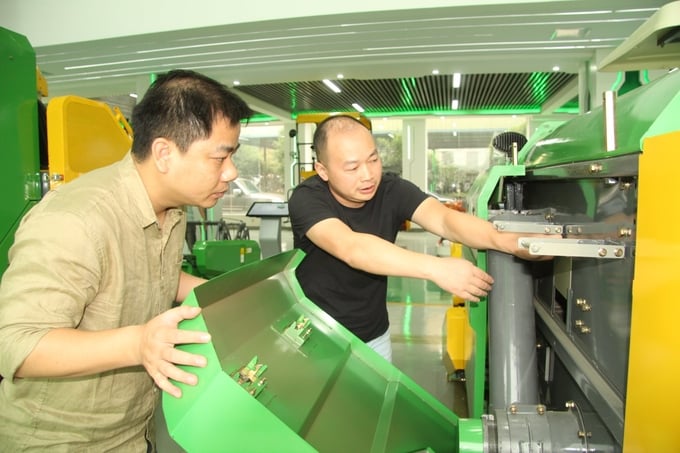 Ông Đặng Đình Long, Tổng Giám đốc Công ty CP Đầu tư thương mại Mega A khảo sát nhà máy chế biến máy móc phục vụ chế biến nông nghiệp. Ảnh: Minh Sáng.