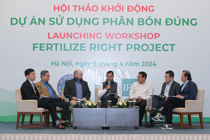 Ông Phan Văn Tâm (bìa phải), Giám đốc Marketing Công ty CP Phân bón Bình Điền tham gia tọa đàm tại lễ khởi động Dự án Sử dụng phân bón đúng. Ảnh: Tùng Đinh.