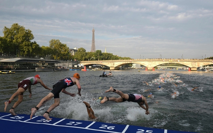 Các vận động viên bơi trên sông Seine trong cuộc thi 3 môn phối hợp để chuẩn bị cho Thế vận hội hồi tháng 8/2023 tại Paris, Pháp. Ảnh: Telegraph.