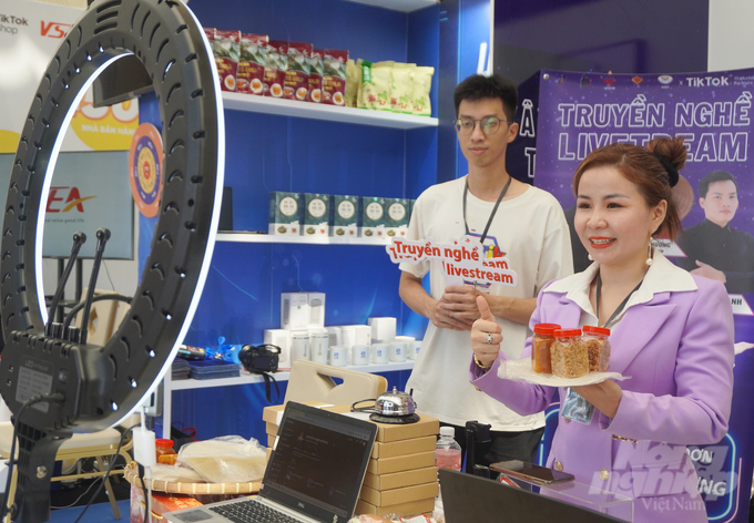 Năm 2023, đã có trên 500 nhà sáng tạo nội dung và 3.000 nhà bán hàng tham gia livetreams bán hàng 'Chợ phiên OCOP' trên nền tảng thương mại điện tử TikTok Shop. Ảnh: Nguyễn Thủy.