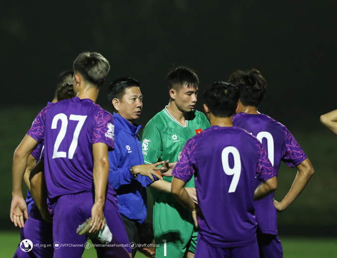 HLV Hoàng Anh Tuấn liên tục chỉ đưa ra chỉ đạo cho các học trò của U23 Việt Nam. Ảnh: VFF