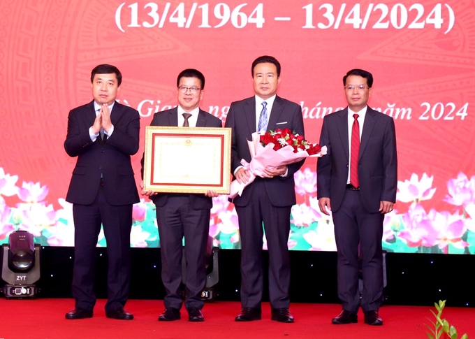 Lãnh đạo tỉnh Hà Giang trao tặng Bằng khen của Thủ tướng Chính phủ cho Báo Hà Giang. Ảnh: VN.