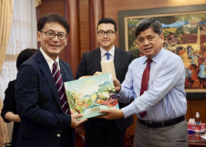 Deputy Minister Tran Thanh Nam presented gifts to representatives of Sorimachi Group, Japan. Photo: Linh Linh.