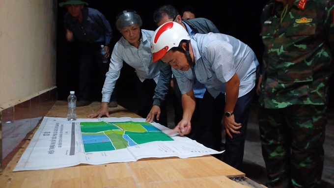 Chủ tịch UBND tỉnh Cà Mau chỉ đạo trực tiếp phương án chữa cháy rừng tại Nông trường 402. Ảnh: Trọng Linh.
