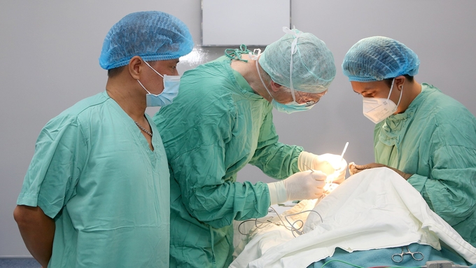 Các chuyên gia, bác sĩ đoàn thiện nguyện Interplast phẫu thuật miễn phí cho trẻ em trong cả nước. Ảnh: BVH.