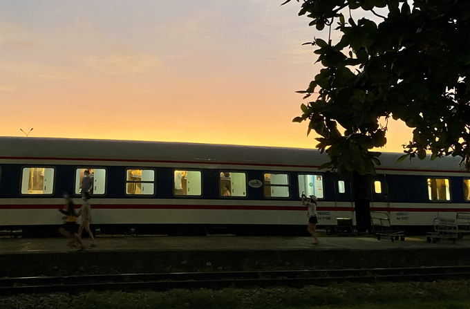 Khởi hành lúc 16 giờ từ ga Hà Nội, runner sẽ có thể đón bình minh lúc 5 giờ sáng tại ga Đông Hà. 