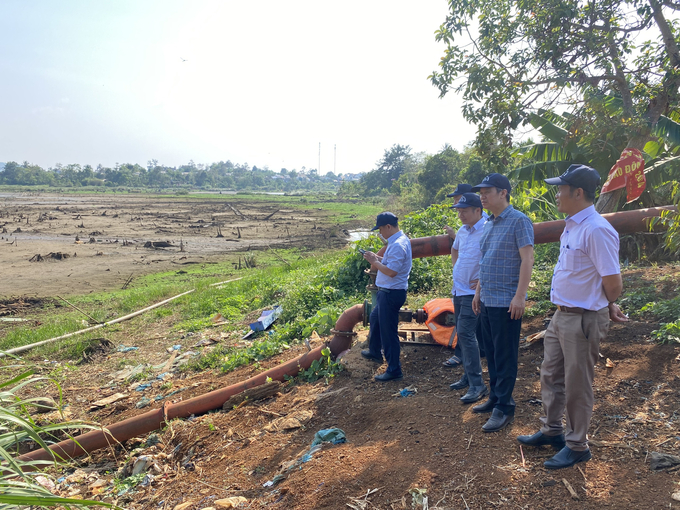 Đoàn công tác của Cục Thủy lợi kiểm tra hồ hết nước tại huyện Đắk Mil. Ảnh: Quang Yên.