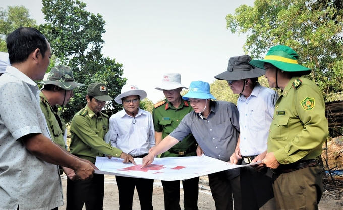 Lực lượng Kiểm lâm Kiên Giang cùng các chủ rừng triển khai các biện pháp cấp bách phòng chống cháy, chữa cháy rừng. Ảnh: Trung Chánh.