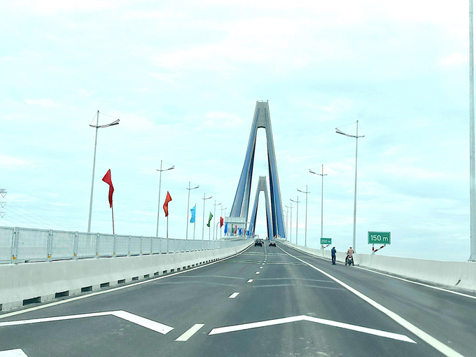 Cầu Mỹ Thuận 2, công trình liên kết Vĩnh Long - Tiền Giang được 2 địa phương phối hợp giải phóng, bàn giao mặt bằng giúp nhà thầu thi công đẩy nhanh tiến độ đưa vào sử dụng cuối năm 2023. Ảnh: Minh Đảm.