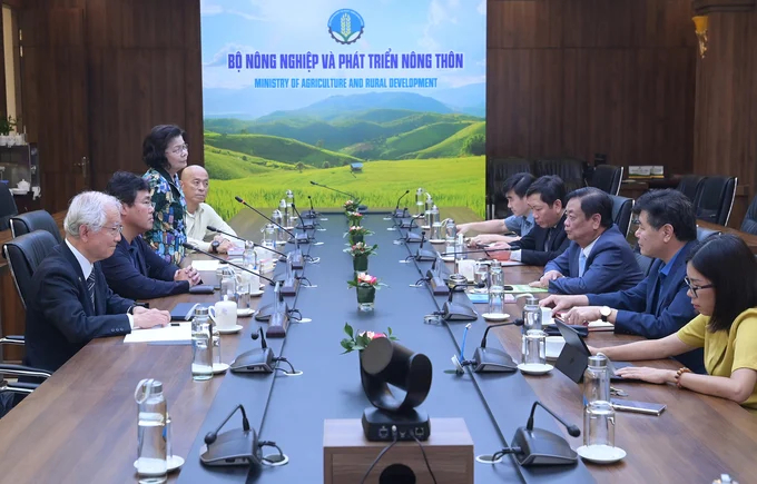 Minister Le Minh Hoan and several departments of the Ministry of Agriculture and Rural Development met with New Green Company's experts from Japan. Photo: Tung Dinh.